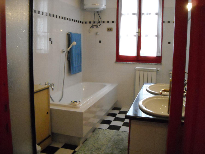 Bathroom 2, B&B I Mari, Nuoro