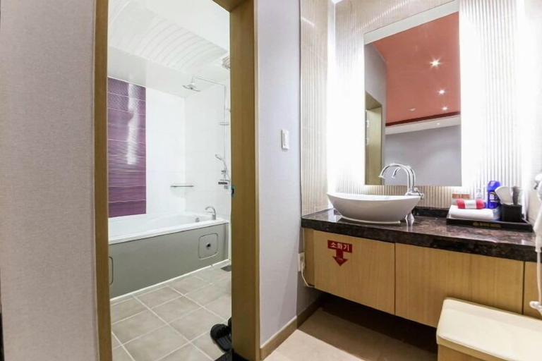 Bathroom 5, Gwangju Sangmu Hotel Gallery, Gwangsan