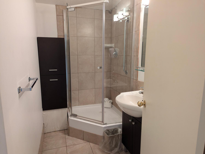 Bathroom 3, Summerland Motel, Okanagan-Similkameen