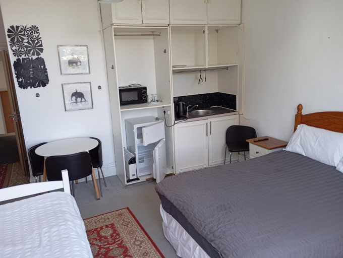Bedroom 2, Large room near Singleton Hospital ensuite R6, Swansea