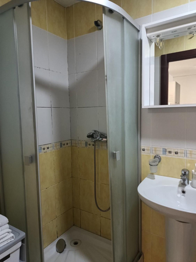 Bathroom 3, Location Apartments