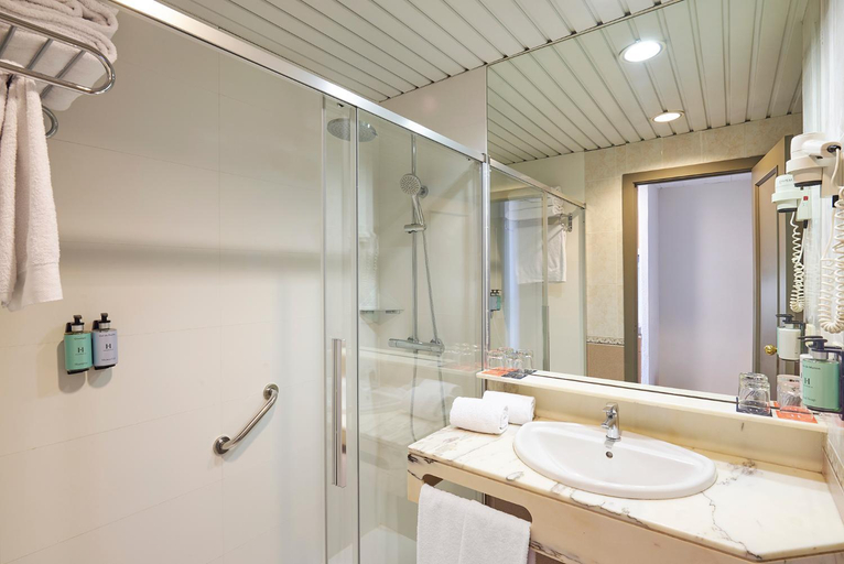 Bathroom 4, Apartamentos Hesperia Sant Joan, Barcelona