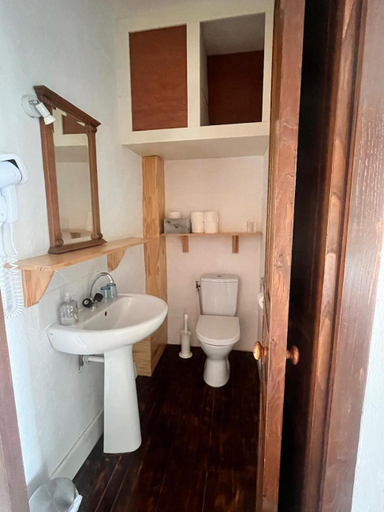 Bathroom 2, Aurifat, Tarn