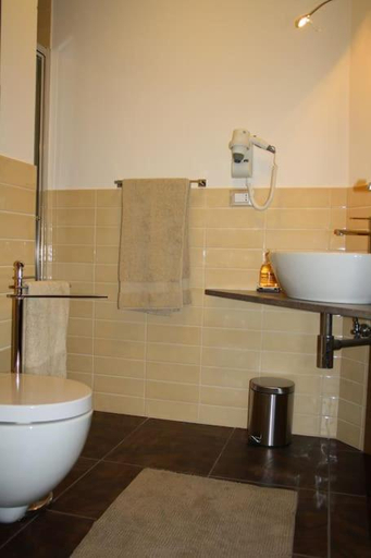 Bathroom 2, Confinedeisanti Bed and Breakfast, Torino