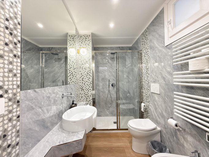Shower 4, Villa Angela, Rome