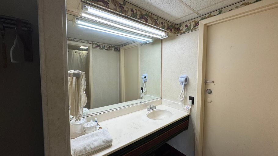 Bathroom 4, Rodeway Inn Dunmore, Lackawanna