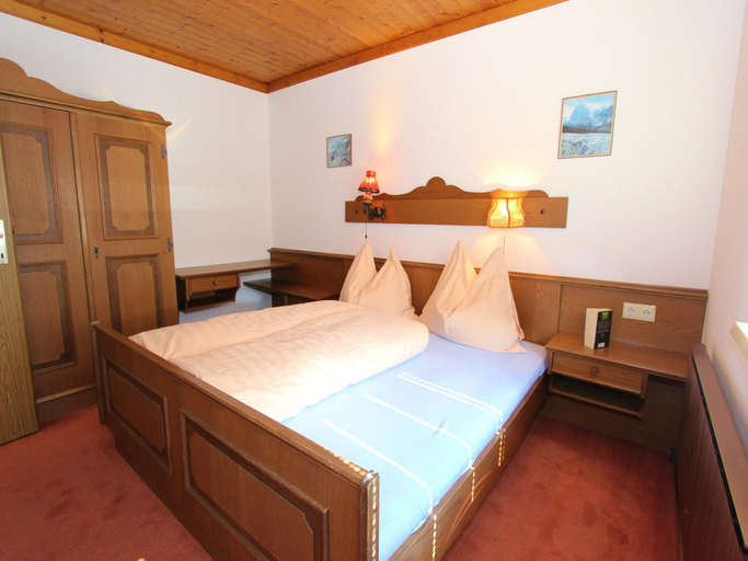 Bedroom 3, Cozy Holiday Apartment Near the ski Slope, Zell am See