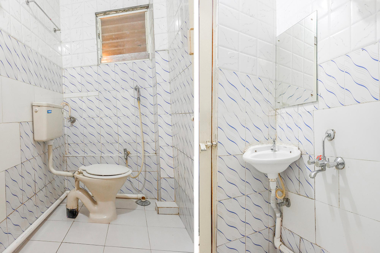 Bathroom 4, FabHotel Saraswati Niwas, Pune