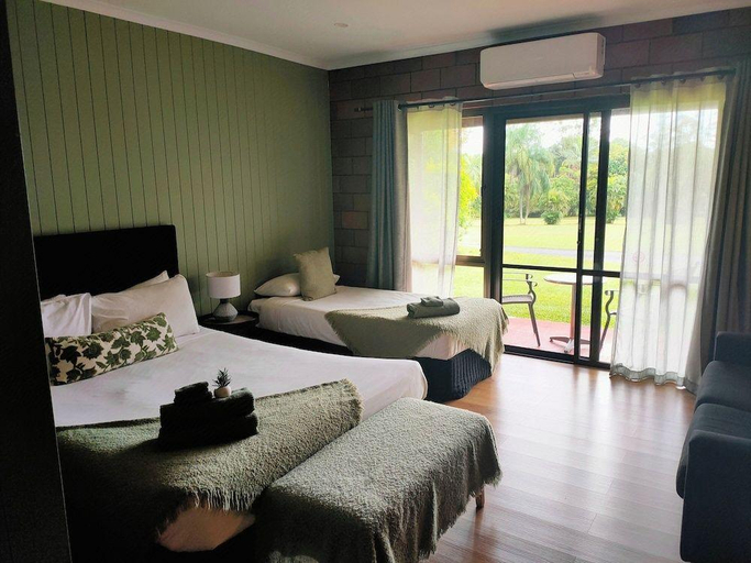 Bedroom 2, Malanda Lodge, Eacham