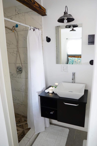 Bathroom 3, Mi Casa Es Tu Casa, Airport Suites, Hillsborough