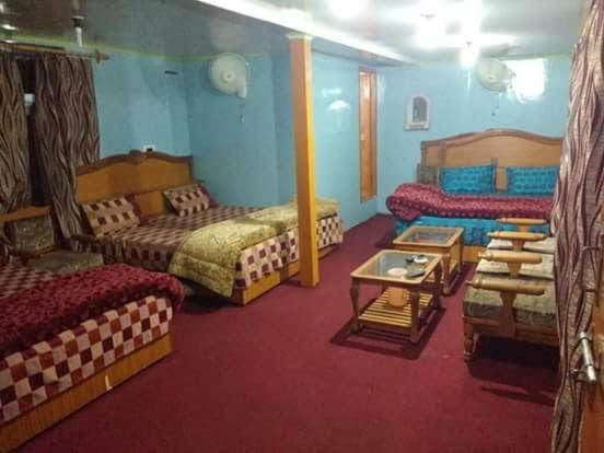 3, Hotel TAUHURA , Srinagar