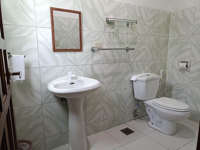 Bathroom 4, PalomaVilla Resort, Panglao