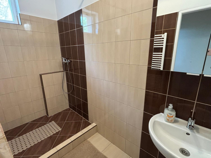 Shower, Apartmanovy dom Grand, Nové Zámky