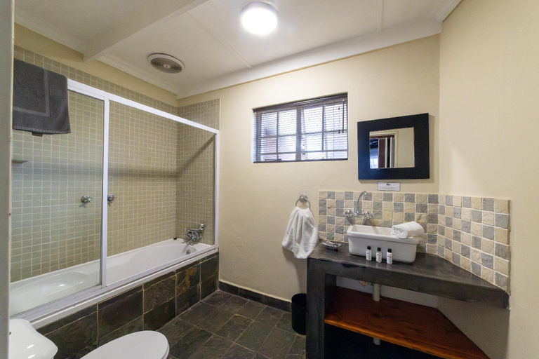 Bathroom 5, Khayamanzi Guesthouse, Bojanala