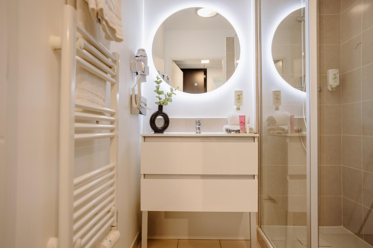 Bathroom 5, Clarion Aparthotel Toulouse Le Parc de l’Escale, Haute-Garonne