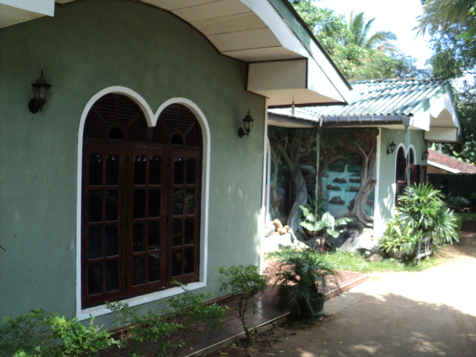 Exterior & Views