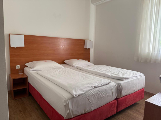 Bedroom 2, Stadt-Gut-Hotel Zum Rathaus, Oberhausen