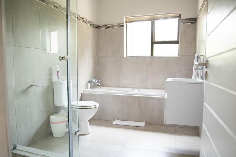 Bathroom 3, The African Penguin Guesthouse, City of Tshwane