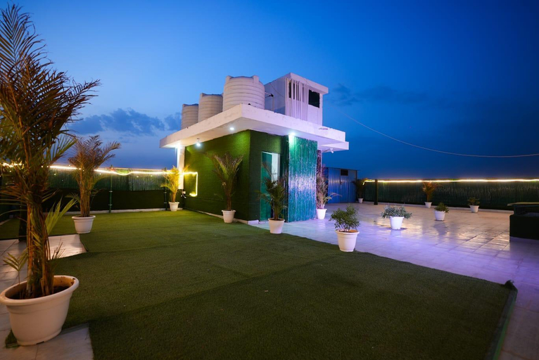 Exterior & Views