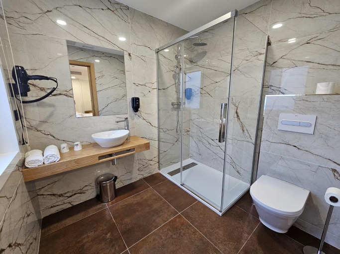 Bathroom 4, Pension Casa Cruceiro, A Coruña