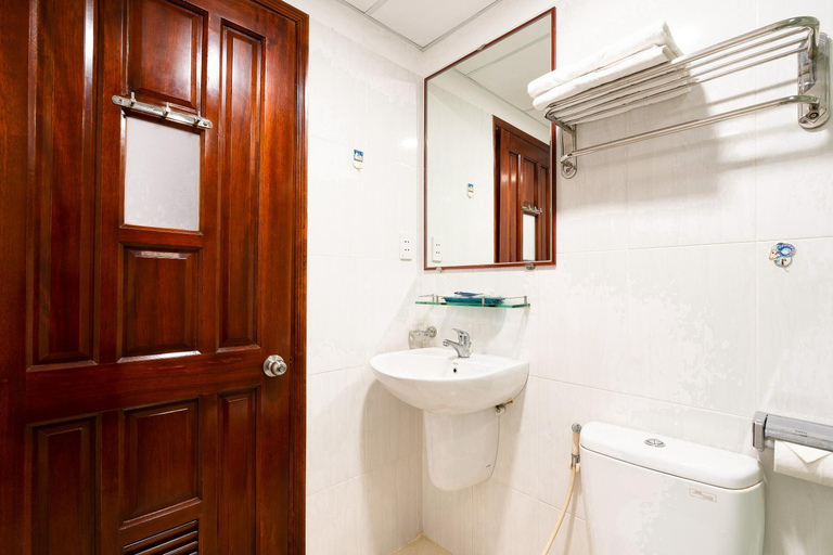 Bathroom 4, Hoang Hoang Hotel Bloom 3, District 1