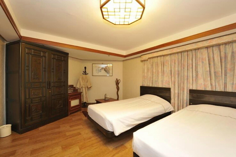 Bedroom 3, Jeju Pacific Hotel, Jeju