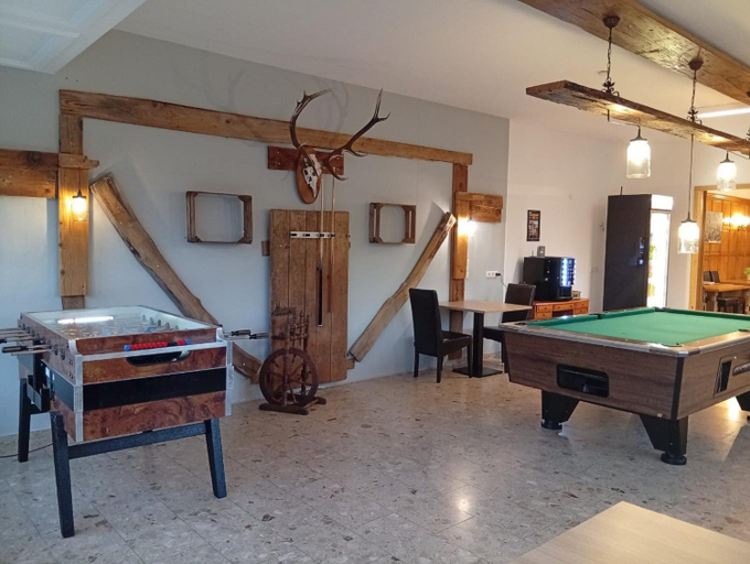 Others 2, Hahnenkamm Hostel, Reutte