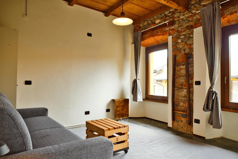Others 5, Robin's Nest, Novara