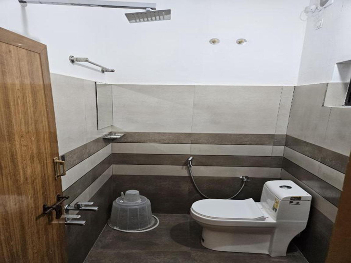 Bathroom 3, Ramakkalmedu Holidays Inn, Theni