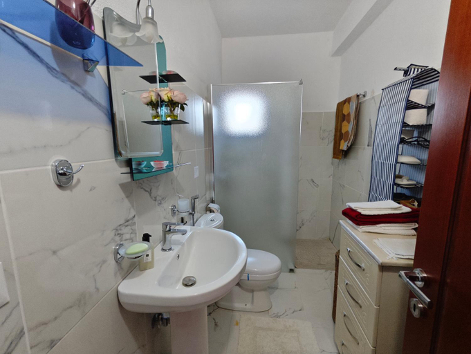 Bathroom 3, Vila Topalli, Pogradecit