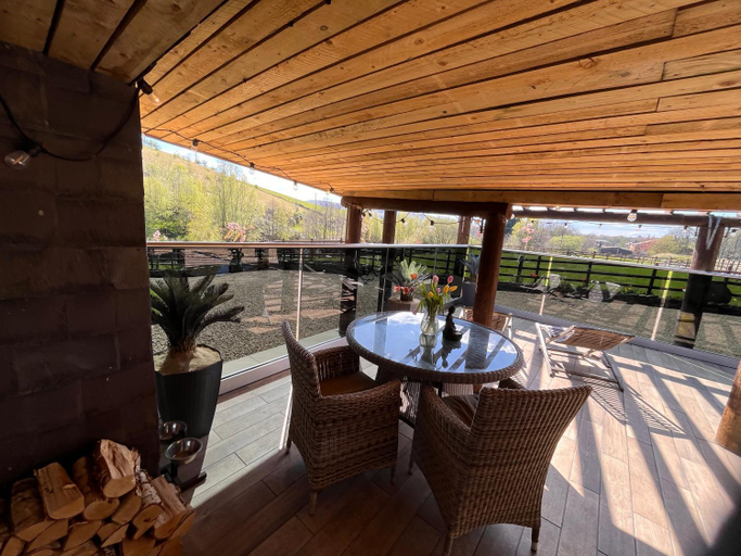 Others 2, Tanyard Barn - Luxury Hot Tub & Secure Dog Field Included, Derbyshire