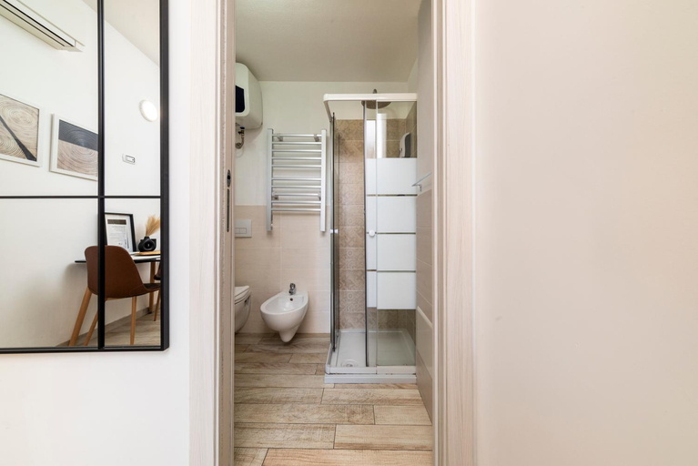 Bathroom 2, SASSARI-CENTRO Elegante Appartamento con WiFi e Netflix, Sassari
