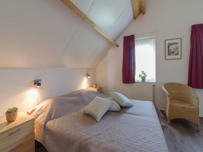 Bedroom 2, Holiday Home in Quiet Park for Families, Kapelle