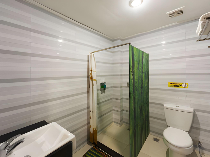 Bathroom 5, RedDoorz Plus near Mall Bali Galeria 2, Denpasar
