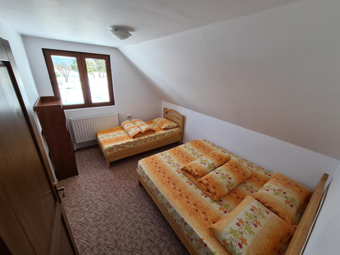 Bedroom 4, Szekelyvarsagi Fenyves Kucko, Varsag
