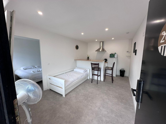 Others 4, Halte Hotel, Charente-Maritime