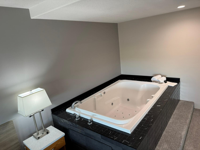Bathroom 4, Western Budget Motel Leduc 3, Division No. 11