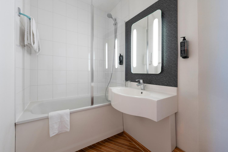 Bathroom 3, ibis Nancy Centre Gare et Congrès, Meurthe-et-Moselle