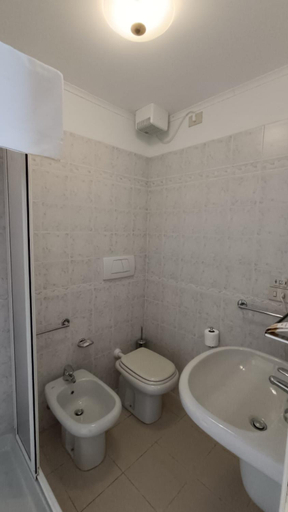 Bathroom 3, Hotel Montallegro, Genova