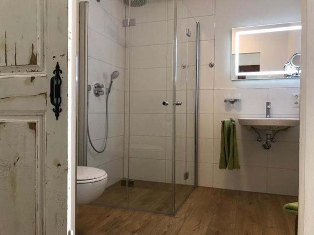Bathroom 2, Lauras Weinherberge, Südliche Weinstraße