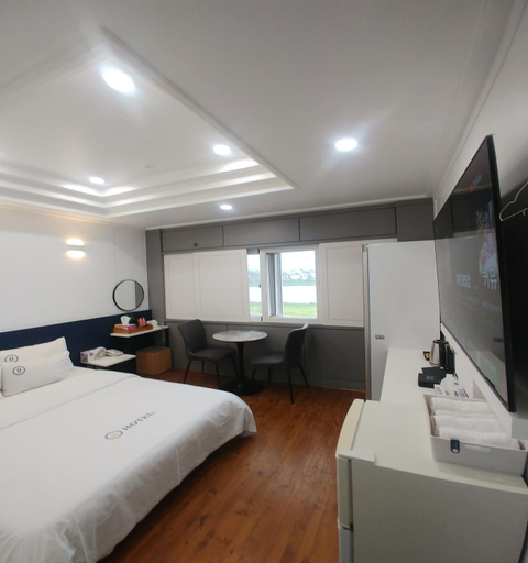 Bedroom 2, Yeoju Hightel, Yeoju