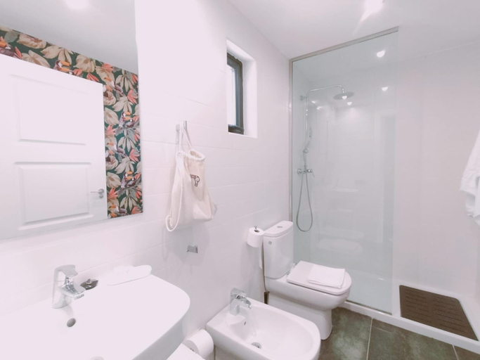 Bathroom 3, Apartamentos Walden by gaiarooms, Salamanca