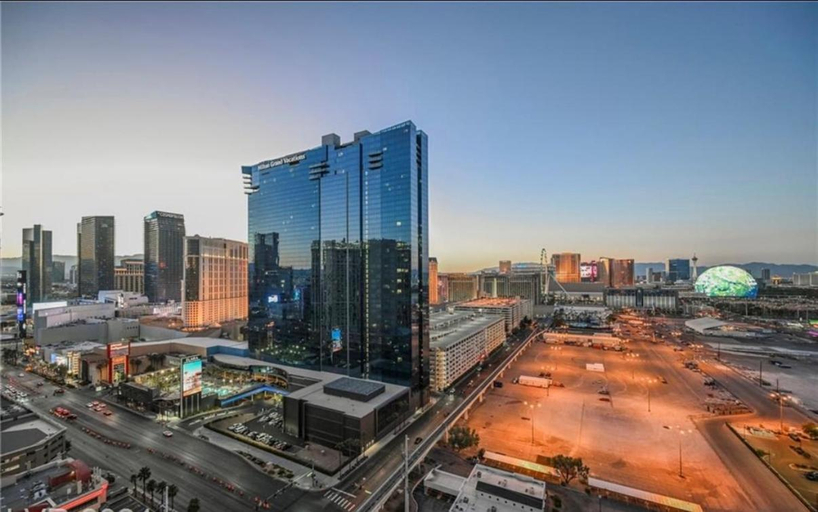 Others 3, MGM Finest 1BD 2BTH with Balcony Free access to Lazy River Pool, Clark