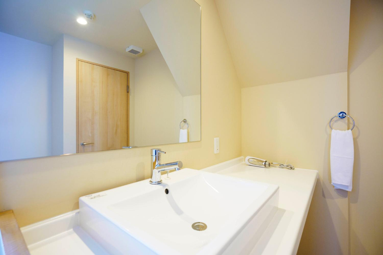 Bathroom 4, Kamakura, Kutchan