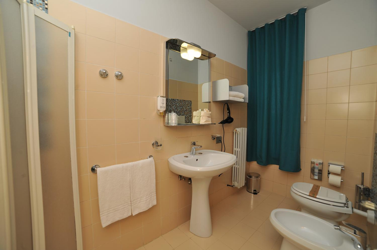 Bathroom 5, Hotel San Crispino, Macerata