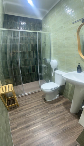 Bathroom 3, Peniche Hostel, Peniche