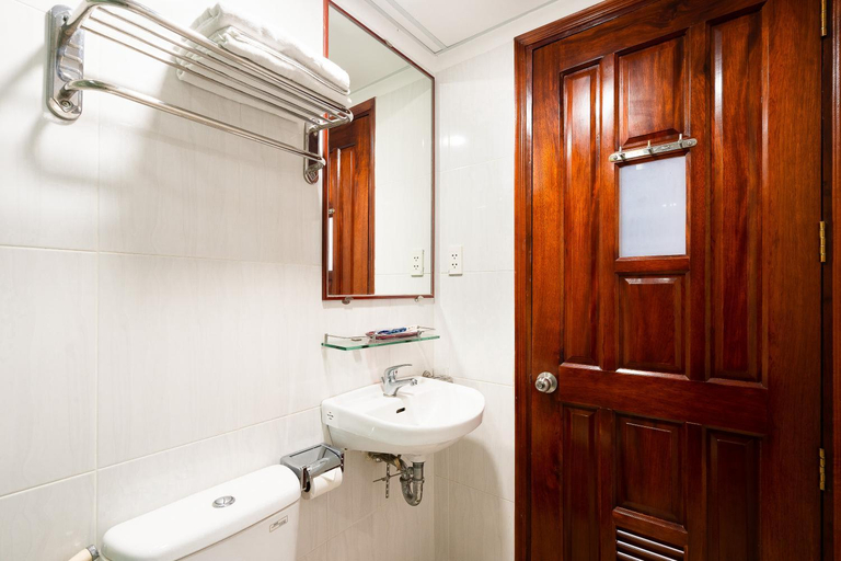 Bathroom 4, Hoang Hoang Hotel Bloom 3, District 1