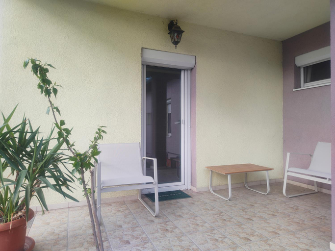 Others 5, Bella Vendeghaz, Székesfehérvár