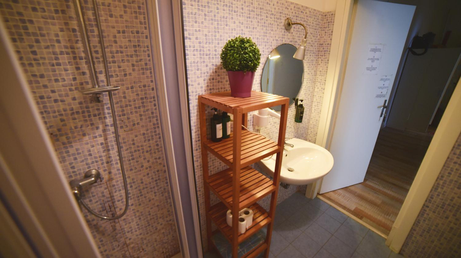 Bathroom 2, Barcolana Lodge Hostel, Trieste