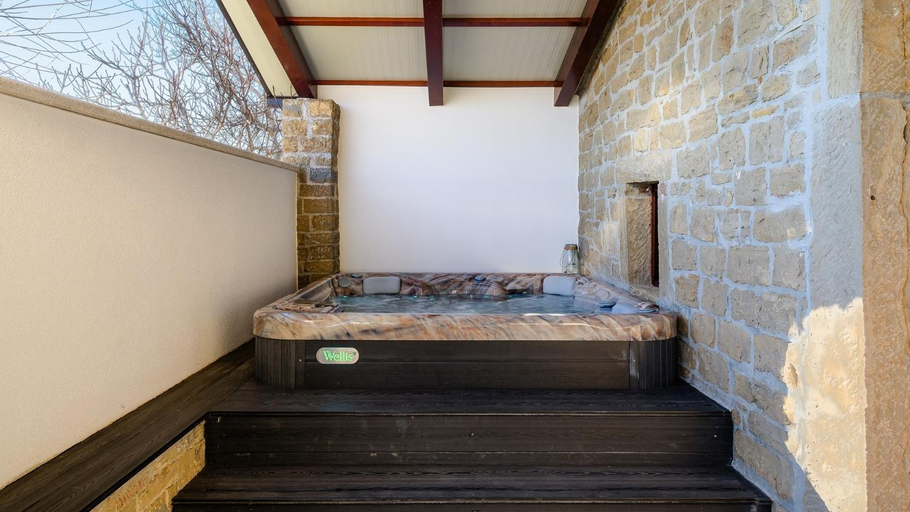 Others 2, Stone villa Zamask with a pool and a lovely view, Pazin